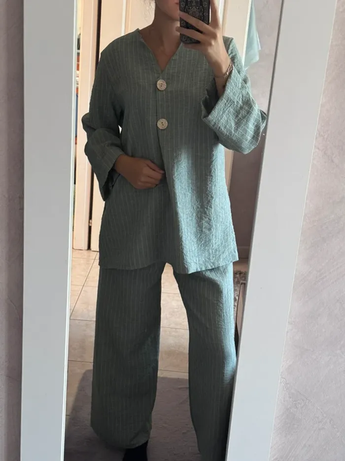 Ensemble confortable gris à rayures blanches