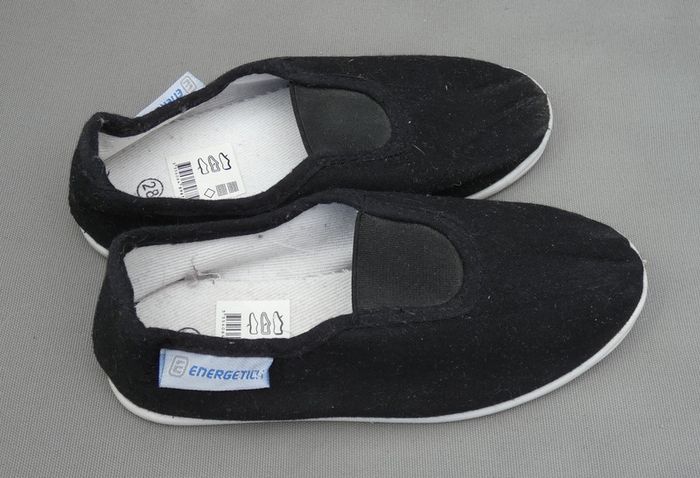 Chaussons noirs Taille 28 neufs - photo numéro 2