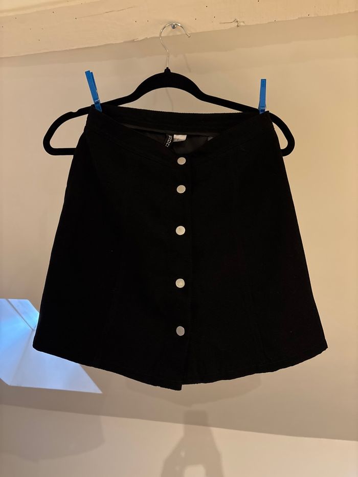 Jupe noire à boutons