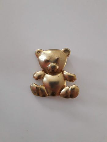 Broche ourson doré
