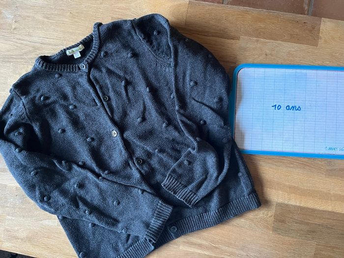 Gilet vertbaudet gris 10 ans tbe