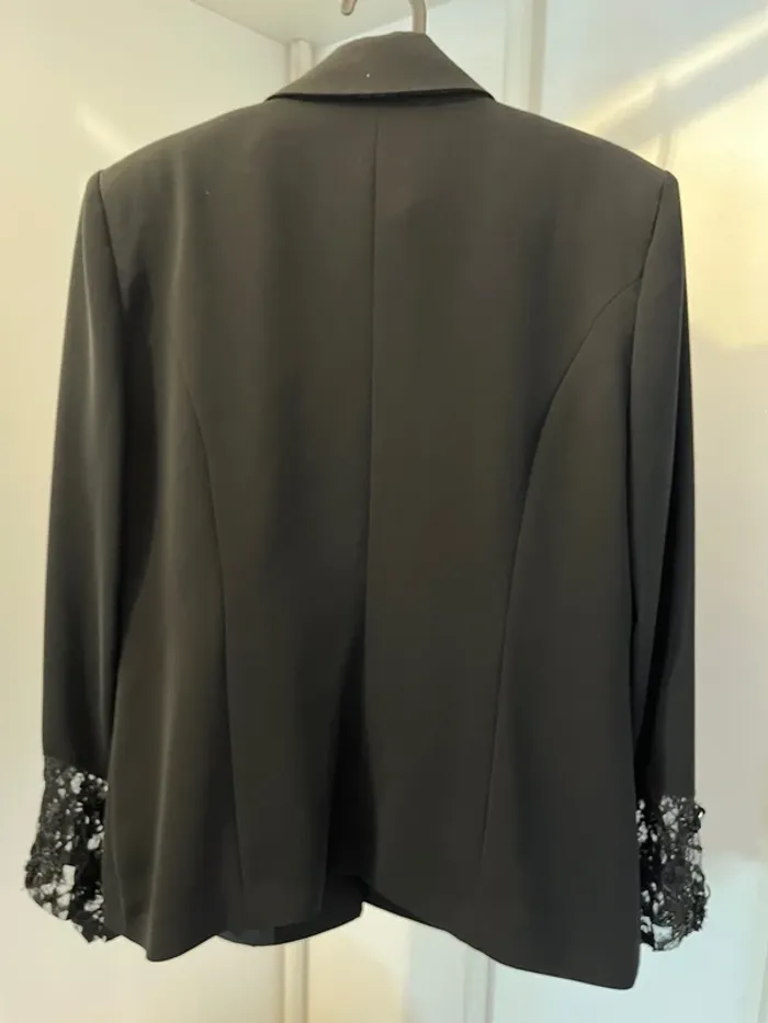 Veste de soirée en dentelle perlée bas des manches - photo numéro 2
