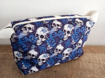 Trousse de toilette crânes têtes de mort blanc cassé bleu violet