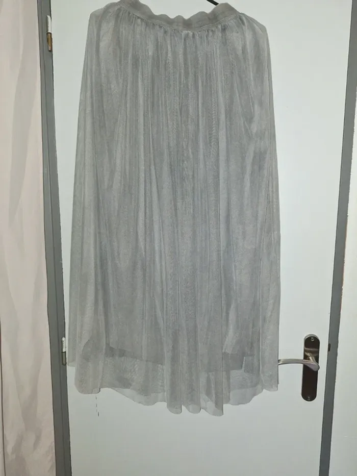 Très belle jupe avec jupon gris