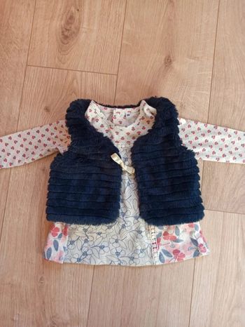 Veste manche courte fourrure et t-shirt manches longues