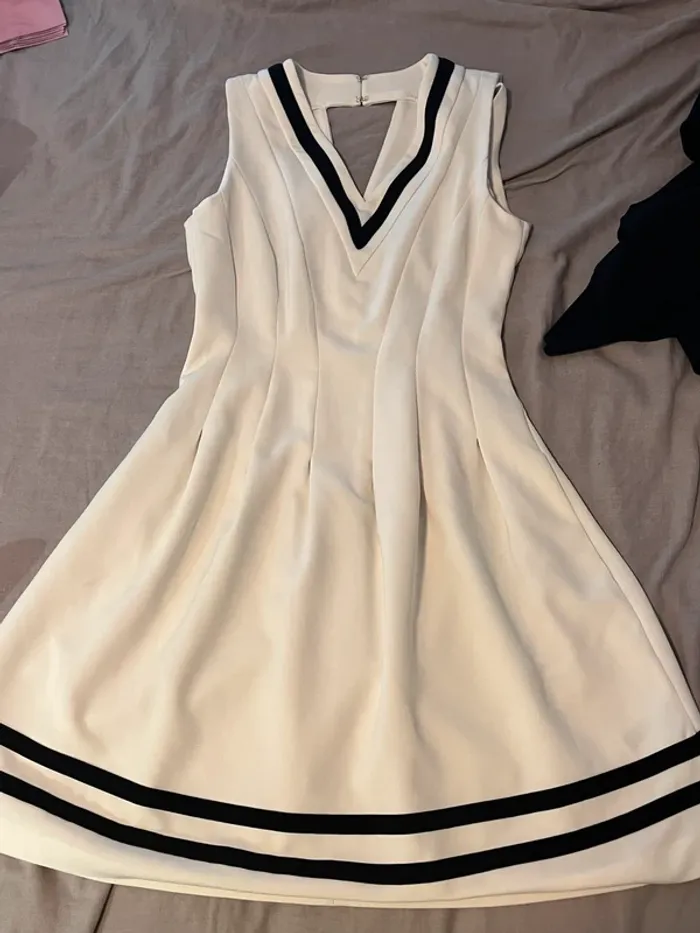 Robe blanche et bandes noires H&M T36 - photo numéro 2