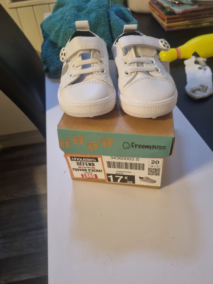 Baskets neuf taille 20 - photo numéro 3