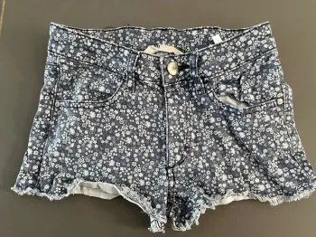 Short fleuri h&m 8-9 ans en  bon état