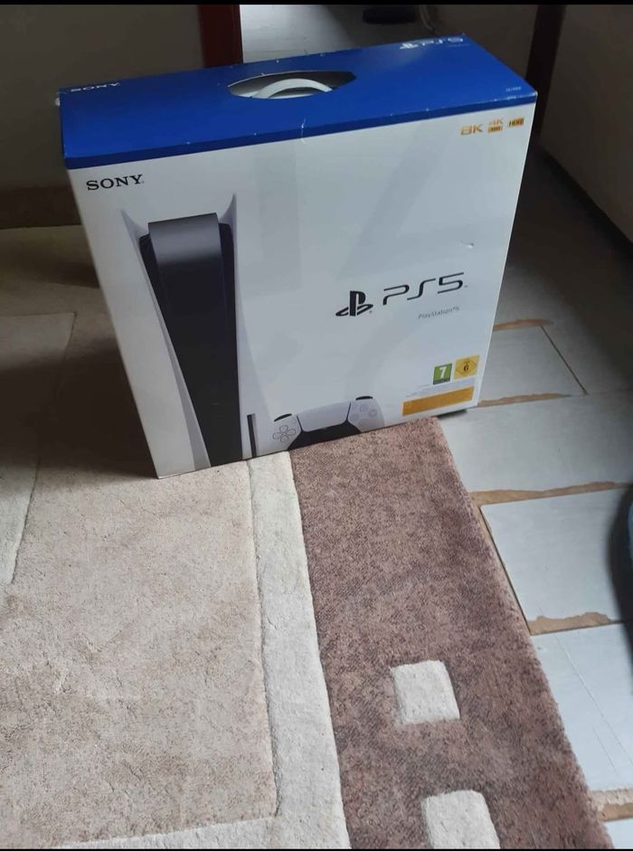 PS5 Blanc noir très bon état - photo numéro 7