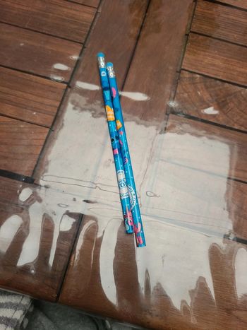 Lot 2 crayons de bois Stitch