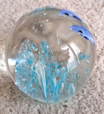 Presse papiers, boule en verre ou sulfure aux décors d'océan