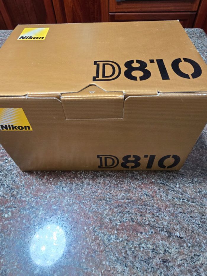 Appareil photo Nikon D810 dans sa boîte d'origine avec tous les accessoires