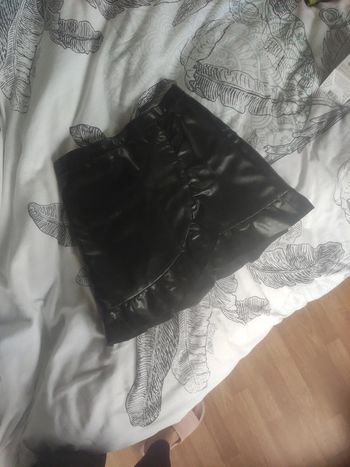 Jupe courte en simili cuir