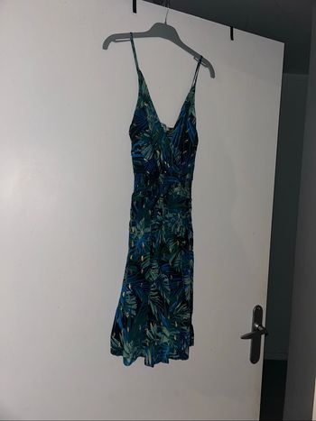 Robe jusqu’au genoux décolleté