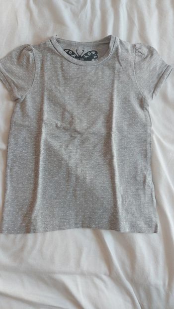 Tee-shirt H&M en 3-4 ans.