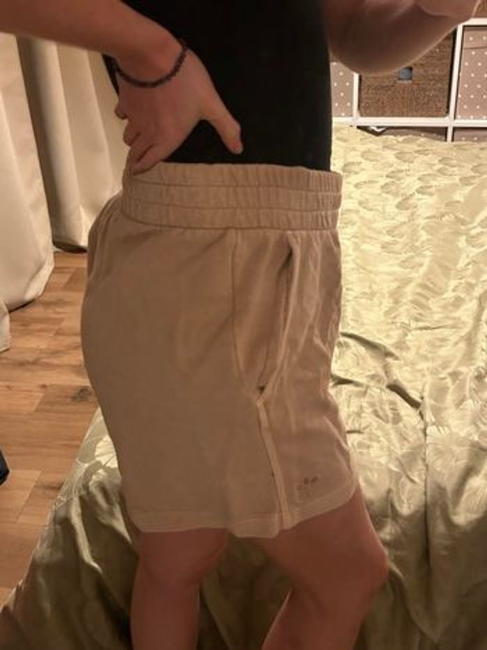 Short adidas beige neuf - photo numéro 2
