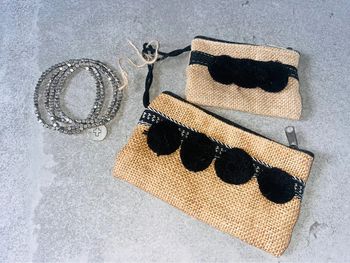 Lot 2 pochettes pompons + bracelet neuf