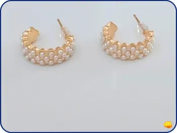 Boucles d'oreilles Créoles dorées et perles blanches – indémodables & tendance