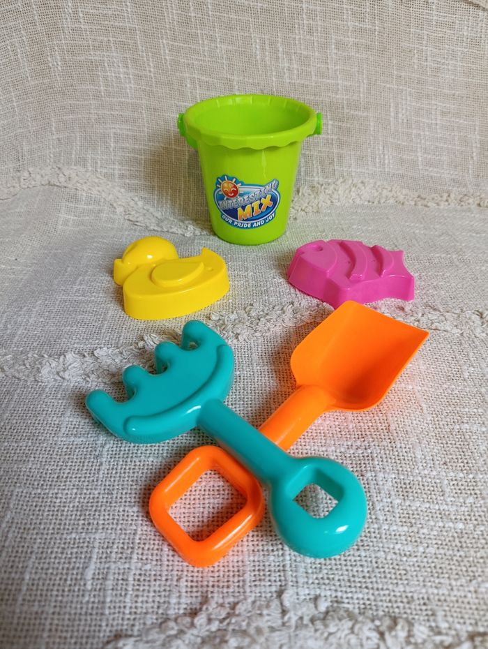 Lot jouets de plage seau pelle rateau moules - photo numéro 2