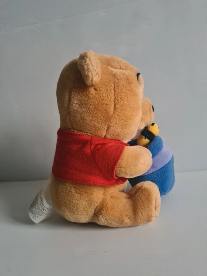 Peluche Winnie l'ourson avec son pot de miel 18cm - photo numéro 2