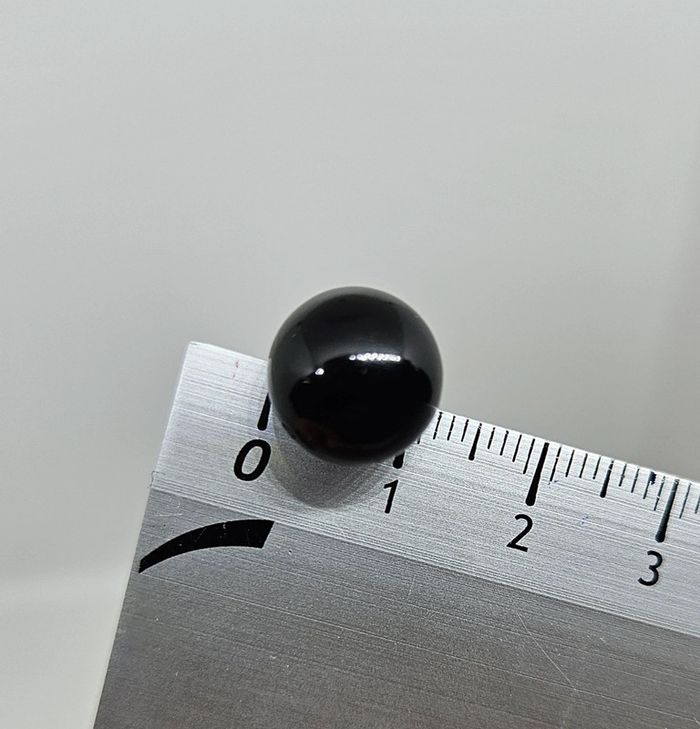 Paire de boucles d'oreilles. Neuve. Grosse boule noire - photo numéro 4