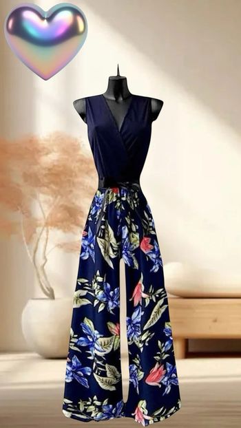 Superbe combi bleu marine à fleurs pour l’été