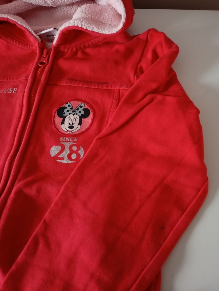 Sweat zippé avec capuche. 5/6 ans . 110/116 cm .Rouge .Noir gris ,rose, paillettes. Coton.  2 poches . Fermeture éclair métal.Disney Minnie Mouse.Très bon état. - photo numéro 10