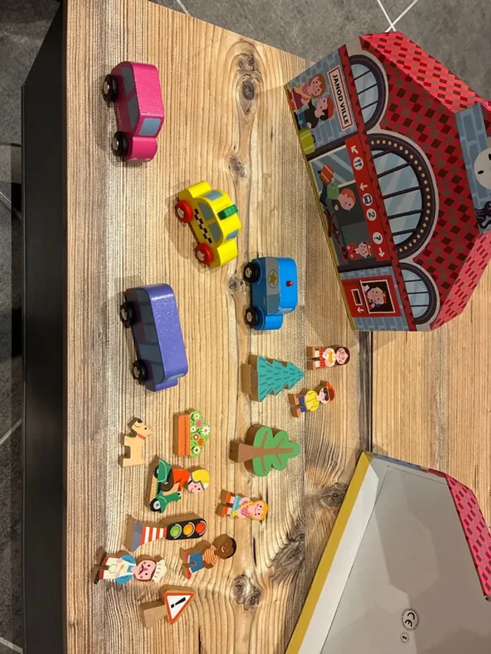 Janod ville en bois véhicules et personnages - photo numéro 5