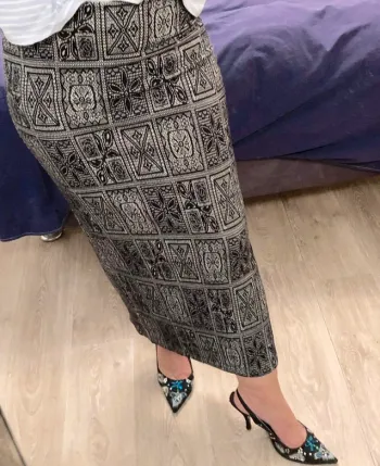 Jupe tube en maille brodée