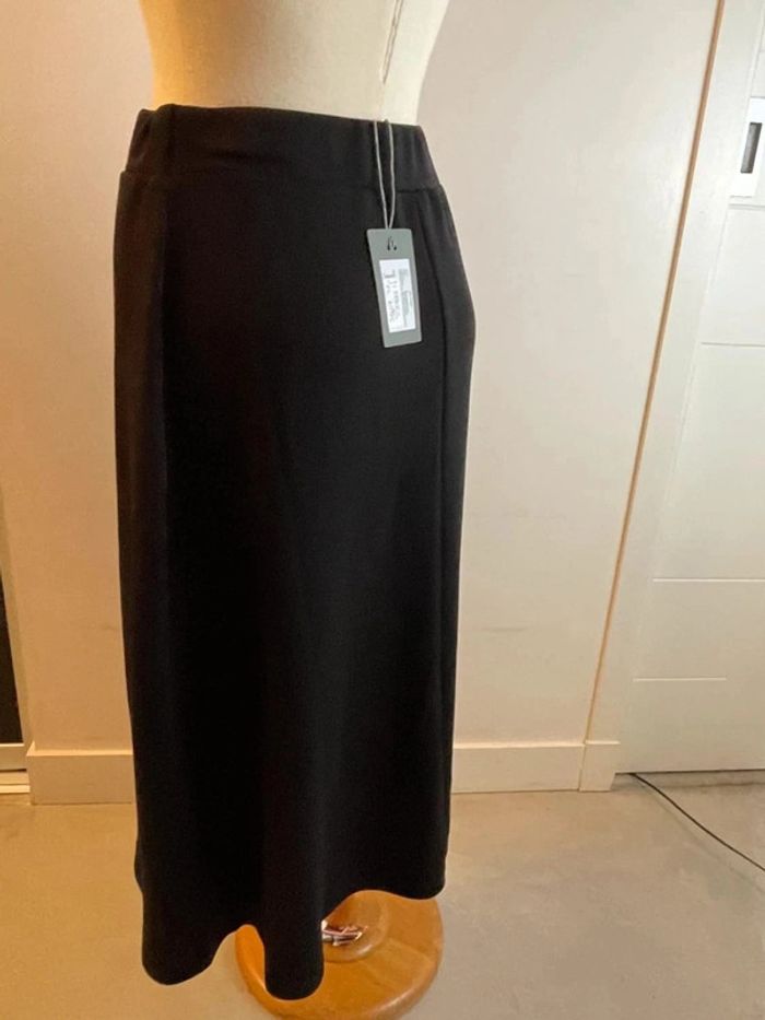 Jupe mi-longue confortable et chic L