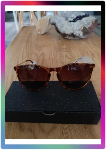 Lunette Fashion Kunchu Zebra Claire catégorie UV3 neuf sous blister et boite.