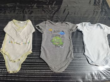 Lot de 2 bodys manches courtes et 1 body manche longue 3 mois
