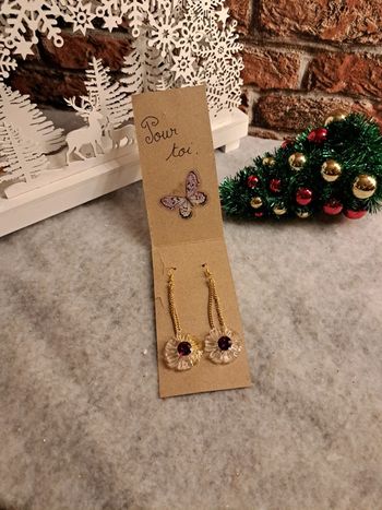 Boucles d'oreilles pendante en résine Marguerite