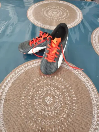 Chaussures foot crampons moulés 32 puma
