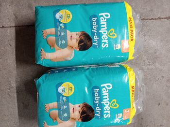 2 paquet de couche Pampers taille 3 a 32€