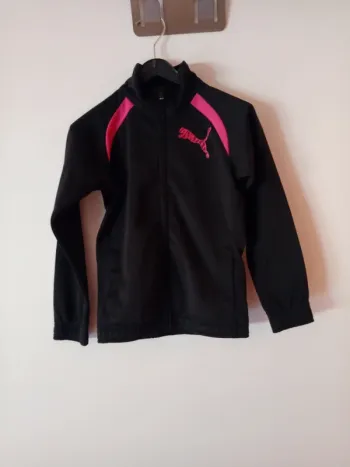 Joli haut de jogging.  Puma. 6 ans