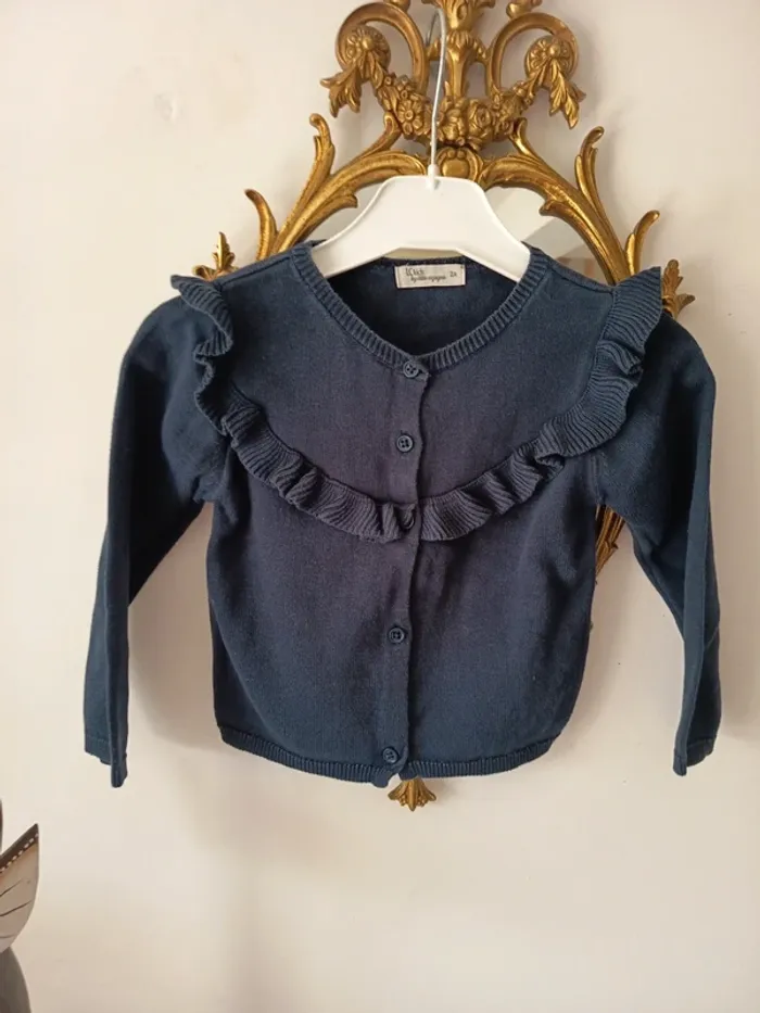 Gilet maille fine , volant épaule