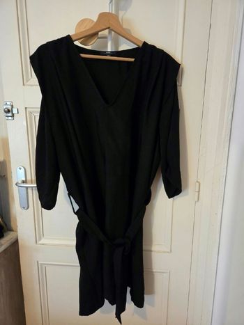 Robe noire avec ceinture