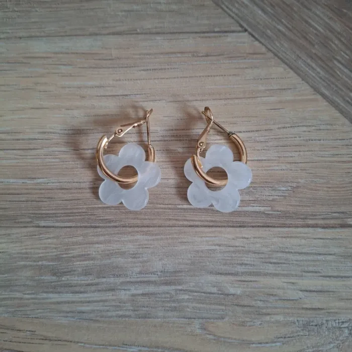 Boucles d'oreilles fleur blanche
