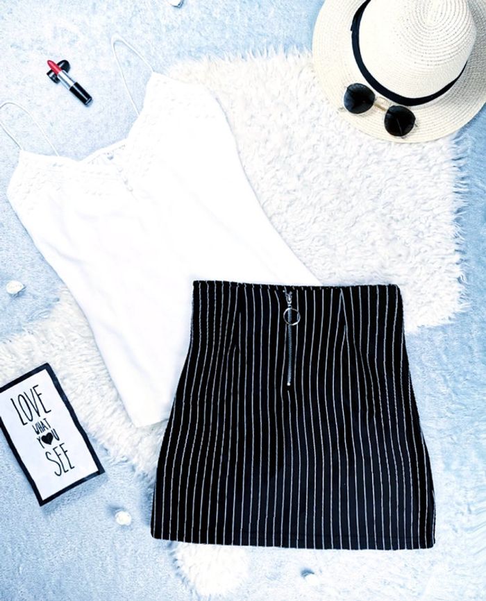 Jupe moulante rayé noire et blanche avec fermeture - T.S ou T.36 🖤