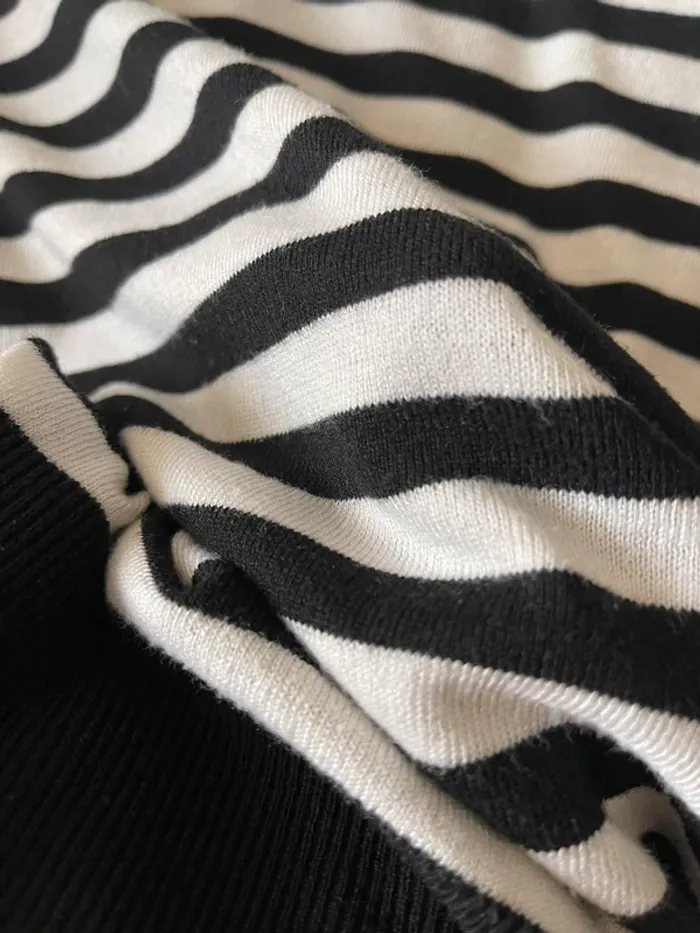 Joli petit pull ample à maille fine avec rayures noires et blanches Mango (MNG) taille S - photo numéro 4