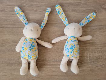 Lot de 2 doudous lapins