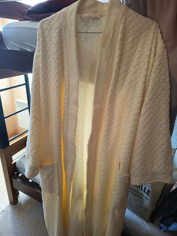 Peignoir beige en bon état - photo numéro 2