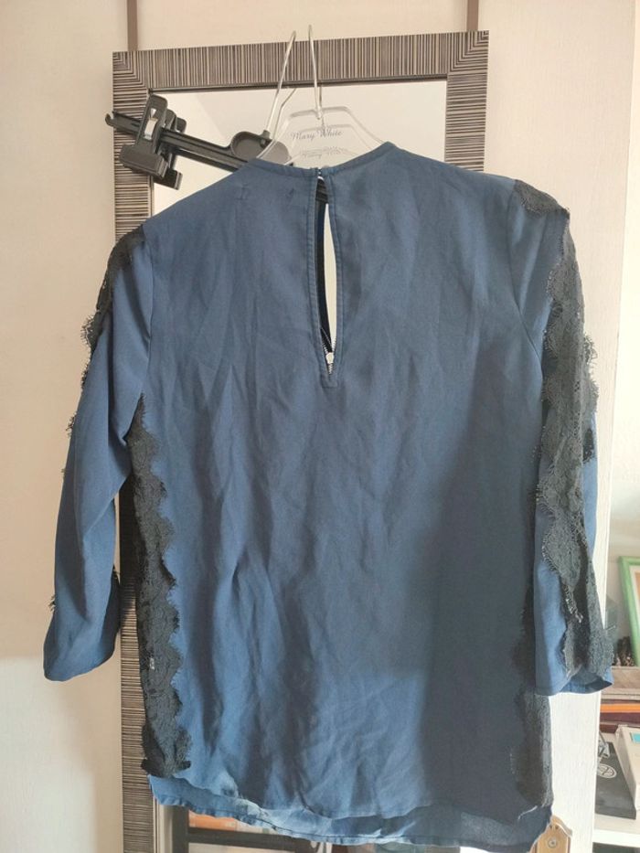 Blouse bleu marine dentelle noir et fermeture devant - photo numéro 4
