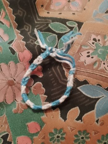 bracelet en fils bleu/violet pastel artisanal vintage années 80.