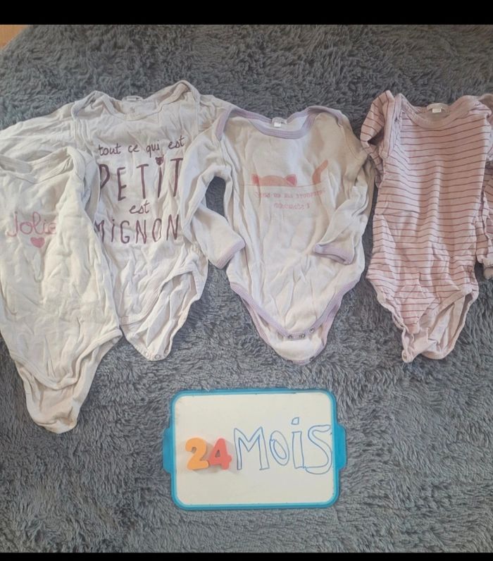 Lot pyjama 2 pièces et 5 bodies 24mois - photo numéro 2