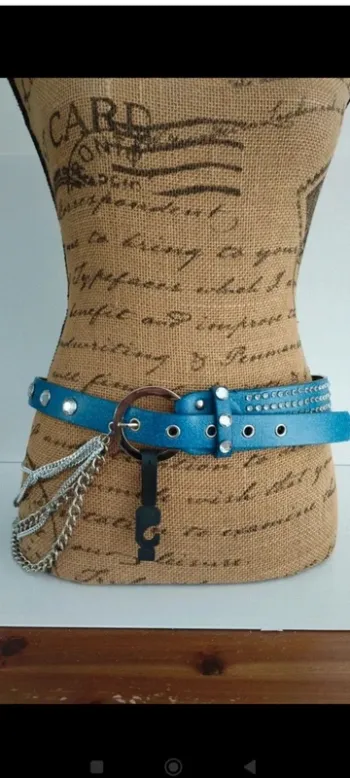 Ceinture bleu avec chaînette et strass 85 cm femme