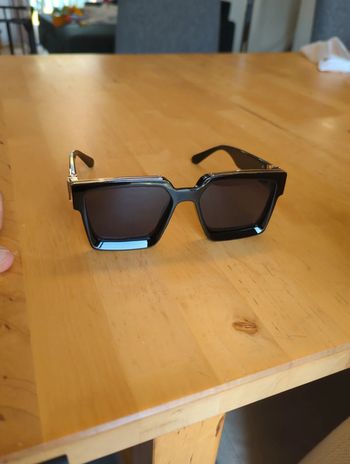 Lunettes solaires noires gold