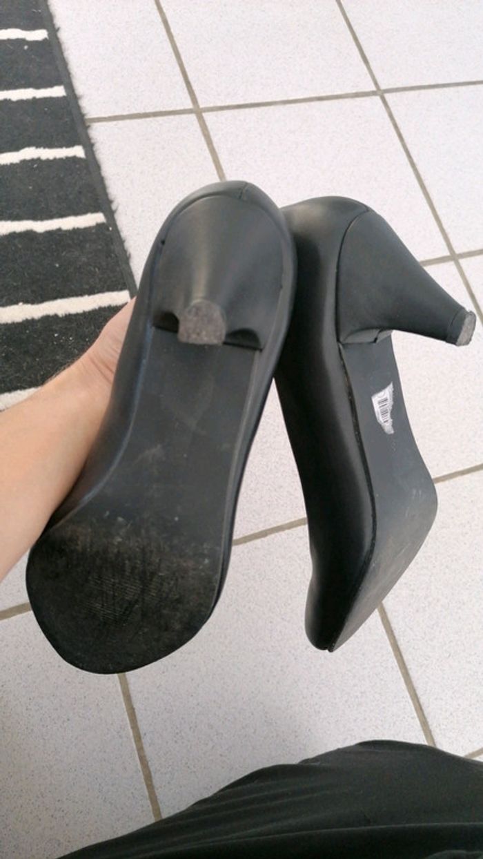 Petite paire de talon noir - photo numéro 3