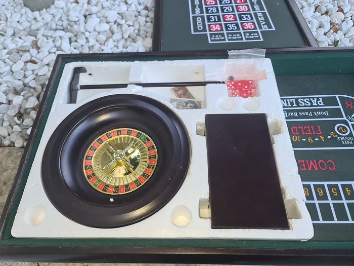 Jeu de casino 3 en 1, Roulette, coffret en bois de 100 jetons, 5 dés, 3 tapis de jeu, 1 ramasse jetons, - photo numéro 5